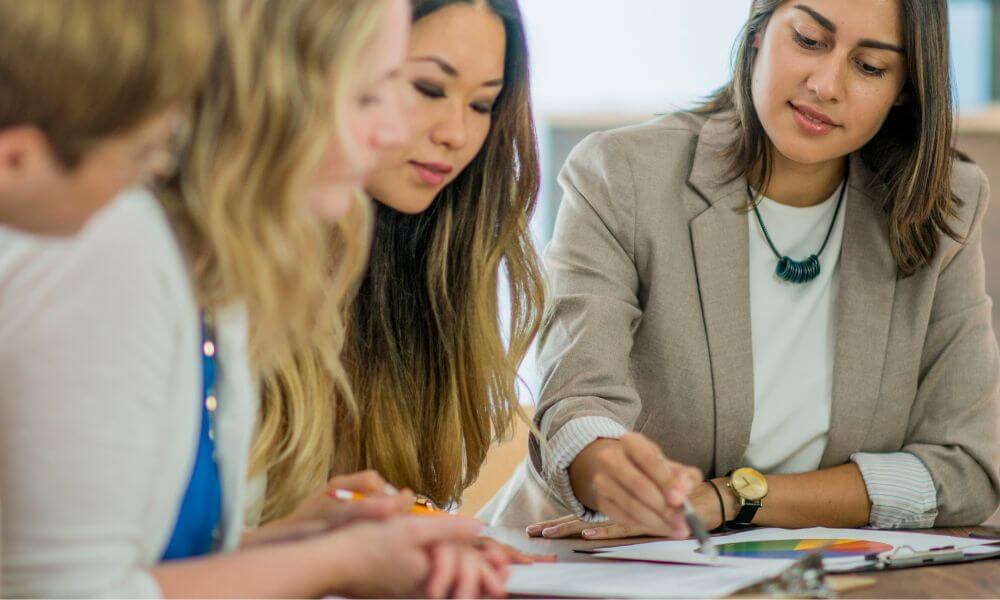 equipo de mujeres fabrican biodesechables Primer contacto